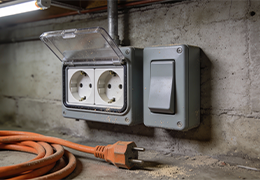 Interrupteur et prises pour atelier, cave et garage : quels modèle robustes et étanches choisir ?