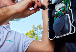 Installer une borne de recharge chez soi : étapes clés, prix, normes à respecter et rôle de l’installateur IRVE