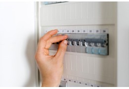 Pourquoi un disjoncteur saute et comment y remédier ?