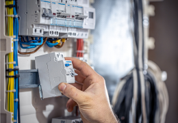 Différence entre disjoncteur et fusible : comment choisir la bonne protection électrique ? Différence entre disjoncteur et fusible : comment choisir la bonne protection électrique ?