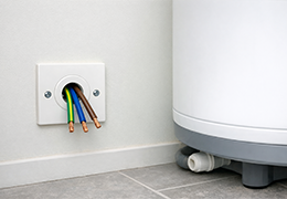 Comment installer et brancher une sortie de câble pour chauffe-eau ?